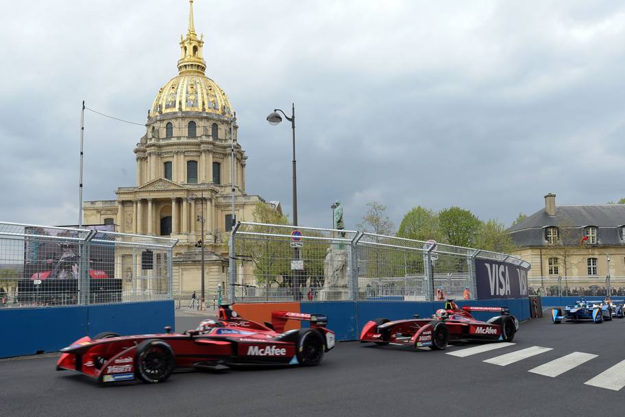 Il campionato di Formula E a Parigi. I piloti Jerome D&#39;Ambrosio e Loic Duval nel circuito cittadino intorno agli Invalides (Afp)